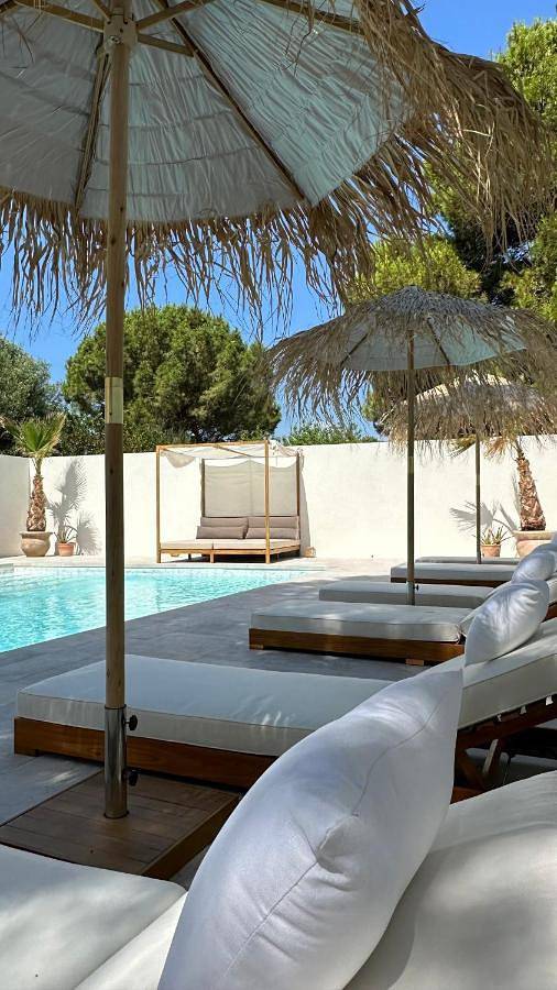Location de vacances pour 2 personnes, avec Terrasse et Jardin ainsi que Piscine et Vue à Montblanc