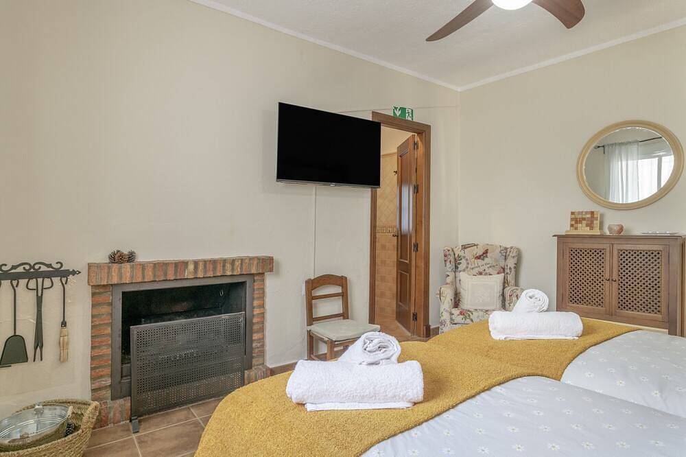 Entire apartment, Apartment 'Los Cuatro Vientos' with Wi-Fi in Zahara de la Sierra, White Villages