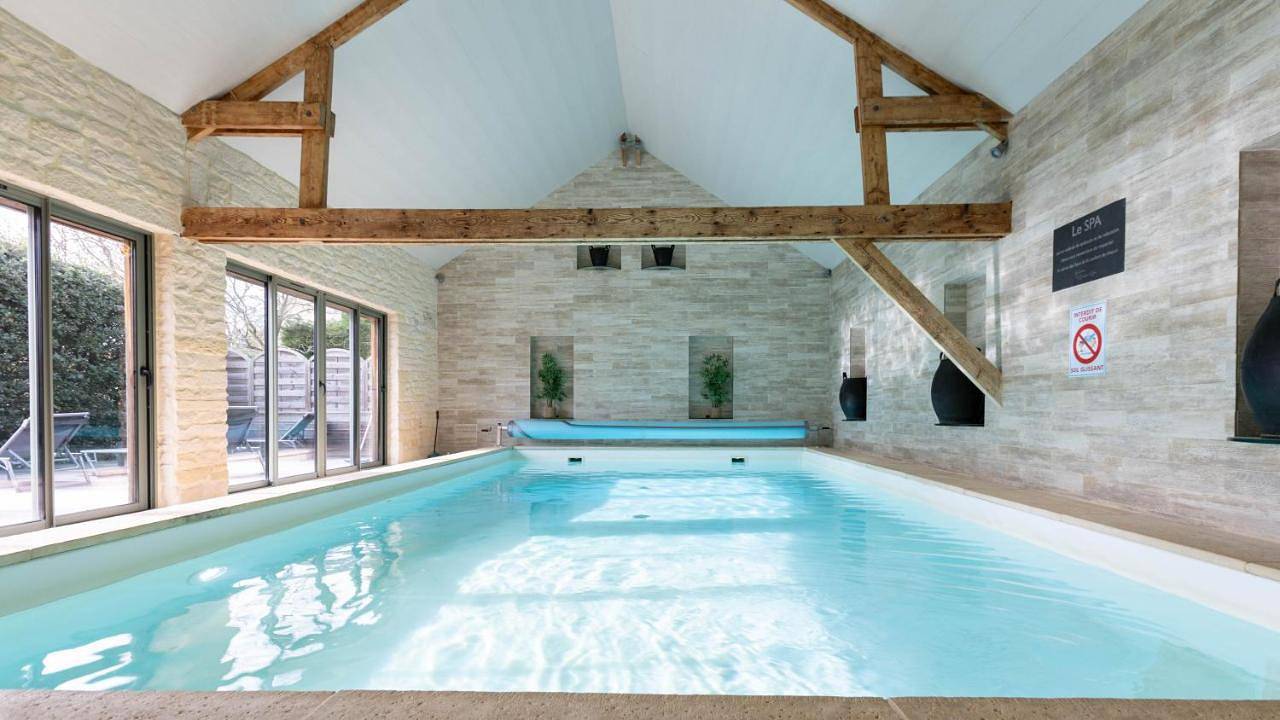 Two-Bedroom Waterside House with Access to Pool and Spa in Saint-Pierre-en-Auge, Lisieux und Umgebung