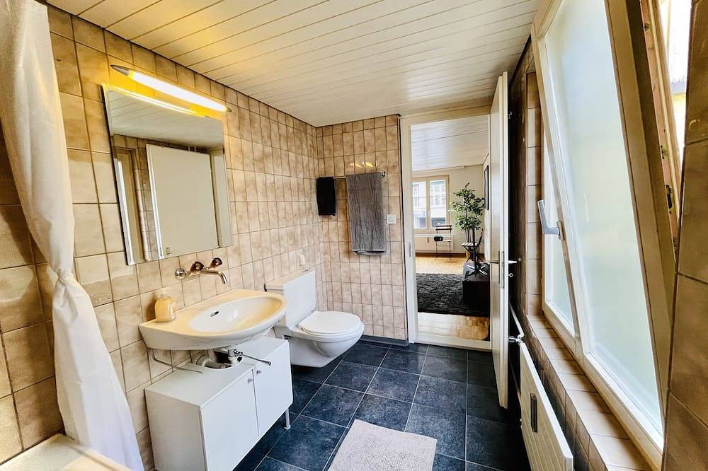 Entire apartment, Newly furnished beautiful old building apartment in the center with Apple Tv O1 in St. Gallen, Lake Constance (Switzerland)