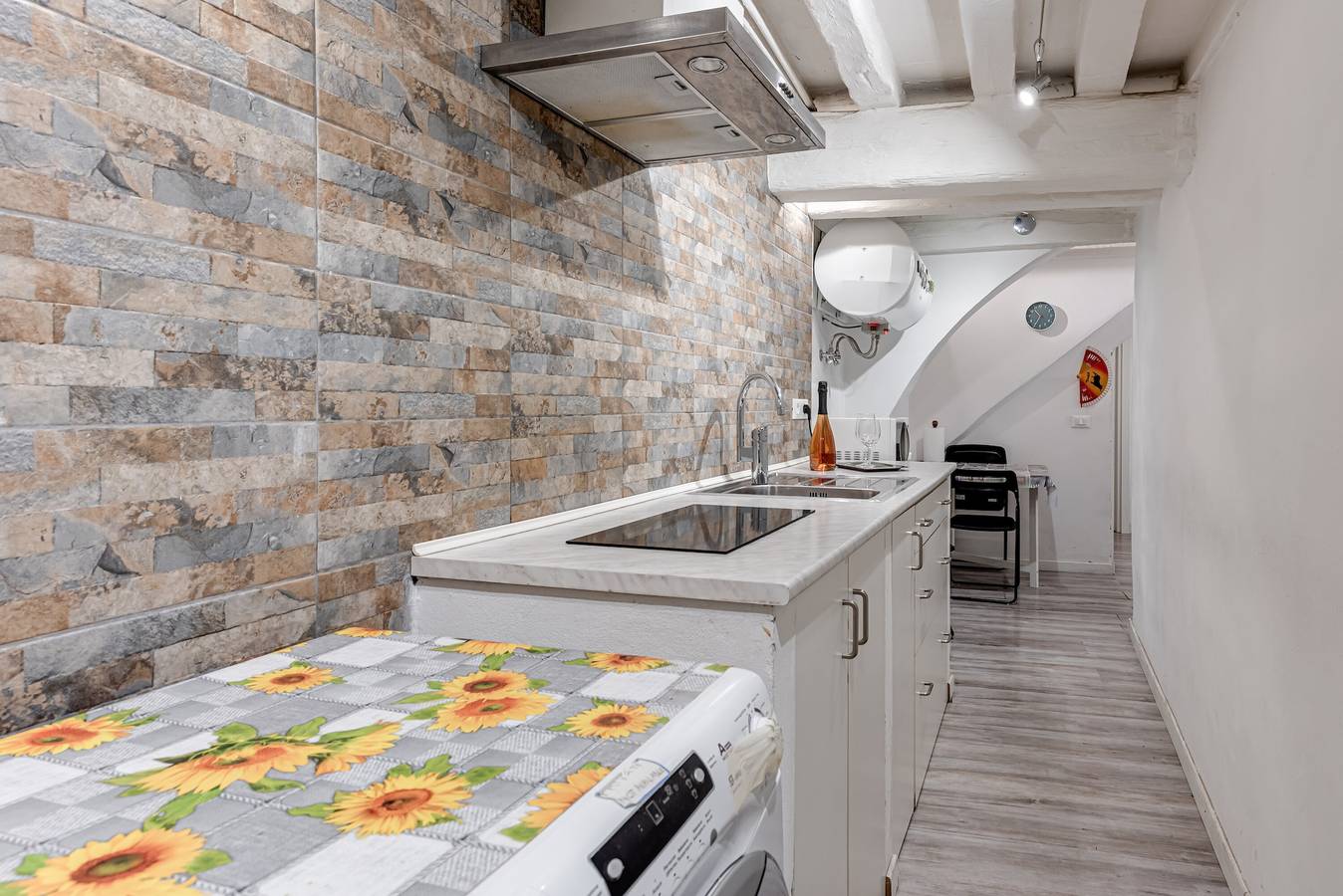 Entire apartment, Apartment 'Un Bacio A Firenze' with Wi-Fi and Air Conditioning in Florence city center, Florence