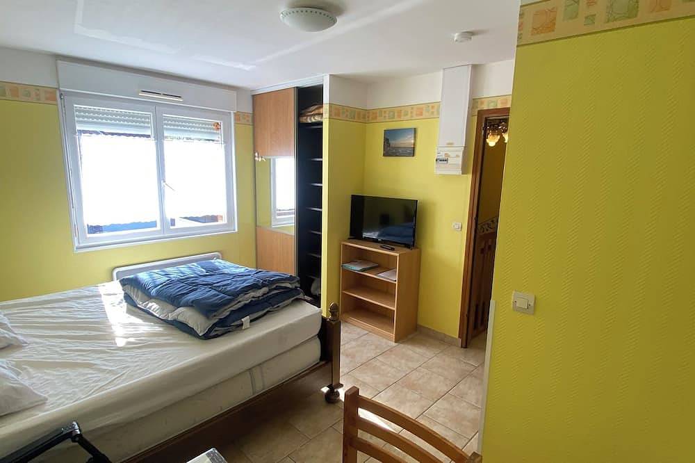 Entire apartment, First floor studio 2.5kms from Saint Amand les Eaux town center in Saint-Amand-les-Eaux, Valenciennes region