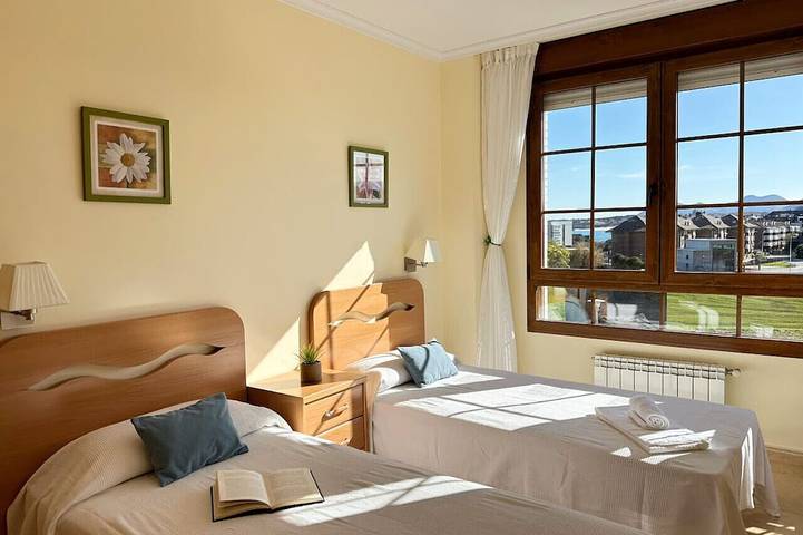 Ganze Wohnung, Disfruta de tus vacaciones en Cantabria en este cómodo apartamento con piscina a unos pasos de la playa del Sable en Isla. in Isla, Arnuero