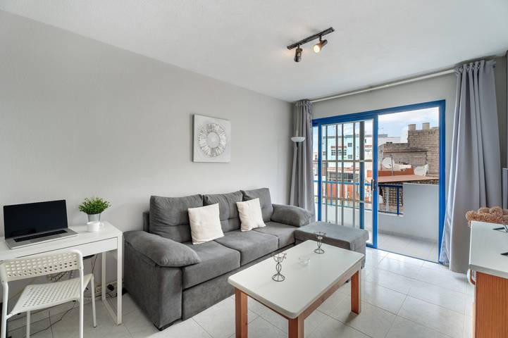 Ganze Wohnung, Ferienwohnung 'Retama' mit Meerblick, privater Terrasse und WLAN in La Postura, Adeje