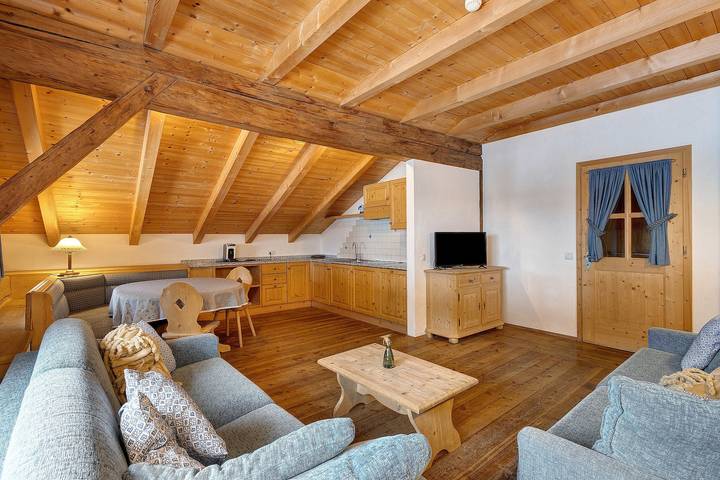 Ganze Wohnung, Apartment 'Plazores Dai Sü' mit Bergblick, Gemeinschaftsterrasse und Wlan in San Vigilio di Marebbe, Enneberg