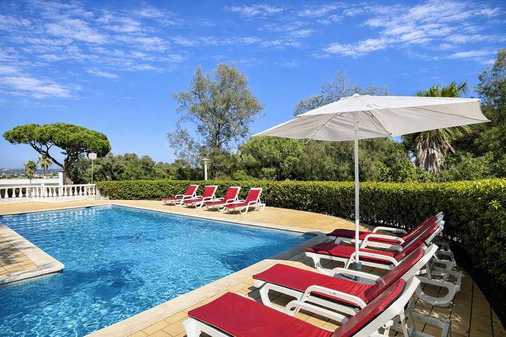 Villa voor 16 personen, met tuin in Olhos de Água