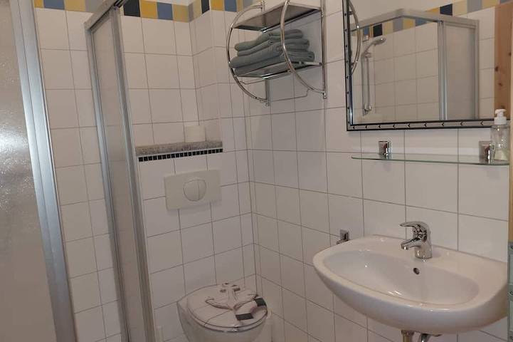 Ganze Wohnung, Ferienwohnung Og im roten Haus am Ostsee Radweg Ovs 103 - 2-Raum-Ferienwohnung in Blowatz, Neuburg