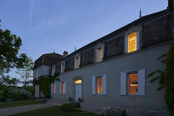 Location de vacances pour 10 personnes, avec terrasse ainsi que vue et jardin à Belvès-de-Castillon