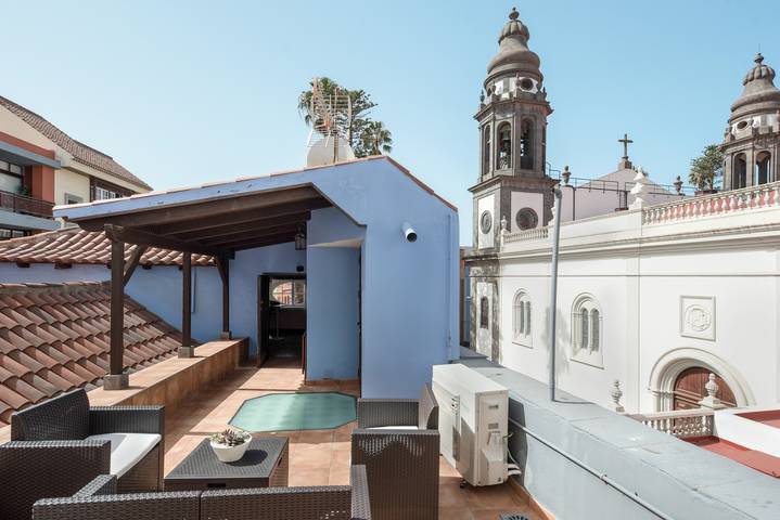 Apartamento entero, Apartamento "La Buhardilla de la Vicaría" en una ubicación inmejorable con terraza y Wifi in San Cristóbal de La Laguna, Tenerife Norte