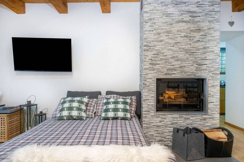 A large and charming renovated chalet with a private entrance, measuring 145 square meters, perfect for 10 people.The property, located in a quiet and private location, is surrounded by woods yet only 800 meters from the ski slopes and bike path: it's an in Tarvisio, Udine Province