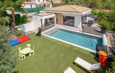 Gîte pour 8 personnes, avec piscine ainsi que jardin et terrasse à Solliès-Toucas