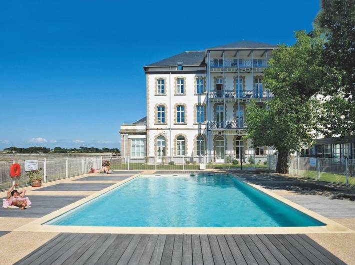 Appart’hôtel pour 4 personnes, avec Terrasse ainsi que Jardin et Piscine