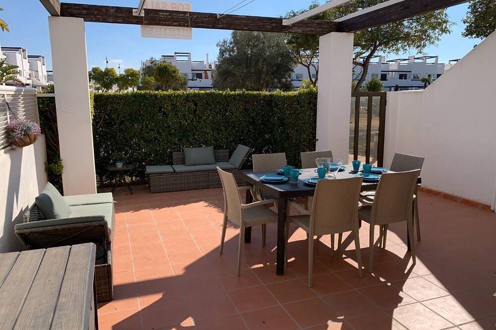 Entire apartment, A fresh modern apartment on a lovely garden with a shared pool in Condado de Alhama, Alhama de Murcia
