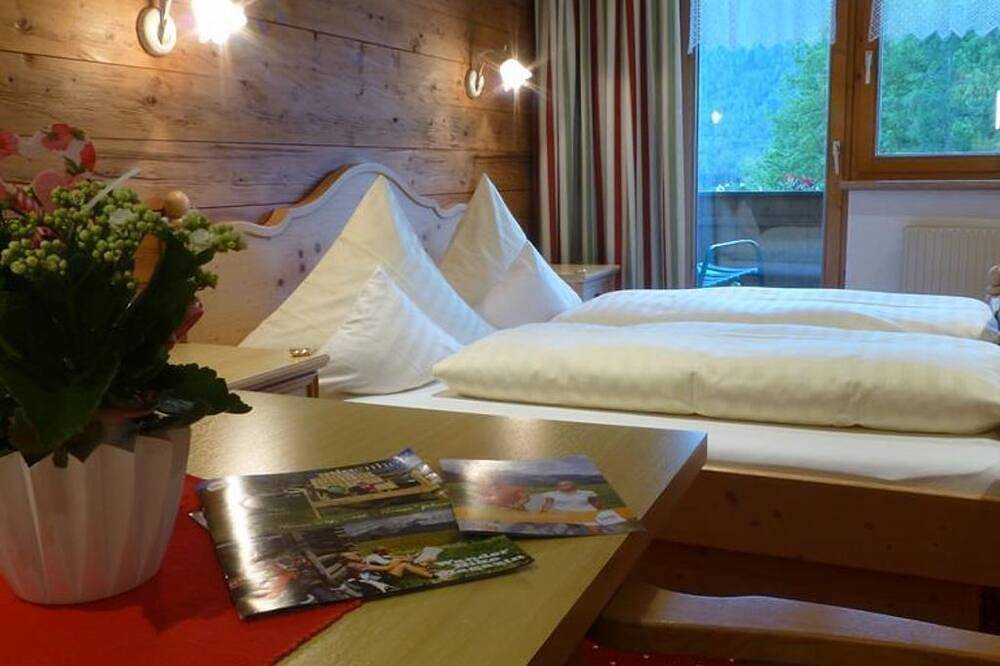 Doppelzimmer \"Grünberg\" mit Südbalkon - Pension Alpenhof - Wohlfühlpension in Obsteig, Bezirk Imst