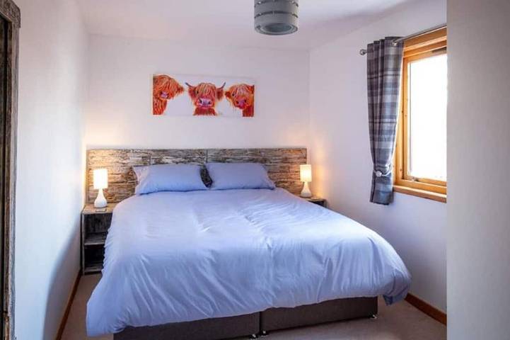 Beautiful 2 bed cottage, peaceful location in Scottish Highlands; pet friendly in Boat of Garten, Cairngorms National Park