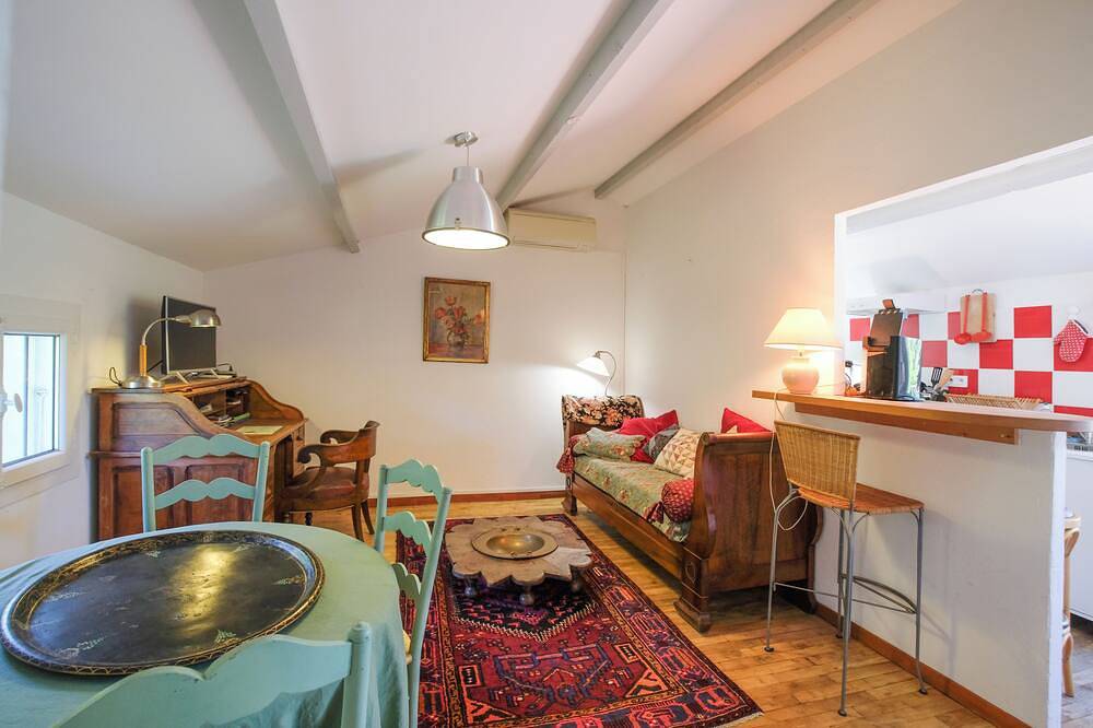 Ganze Wohnung, Zwischen den Alpilles und Cote Bleue Wohnung in einem charmanten Bauernhaus mit Pool in Saint-Mitre-les-Remparts, Istres und Umgebung