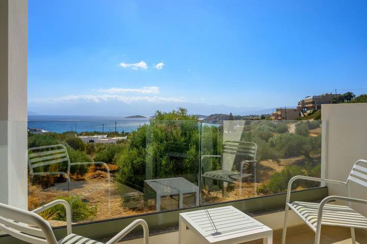 Apartamento entero, Branch Suite w Shared Pool by Roots Suites in Lasithi