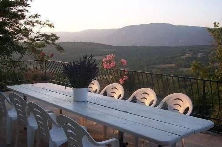 Gîte pour 6 personnes, avec terrasse et jardin à Caseneuve