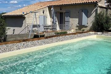 Gîte pour 4 personnes, avec piscine à Crestet