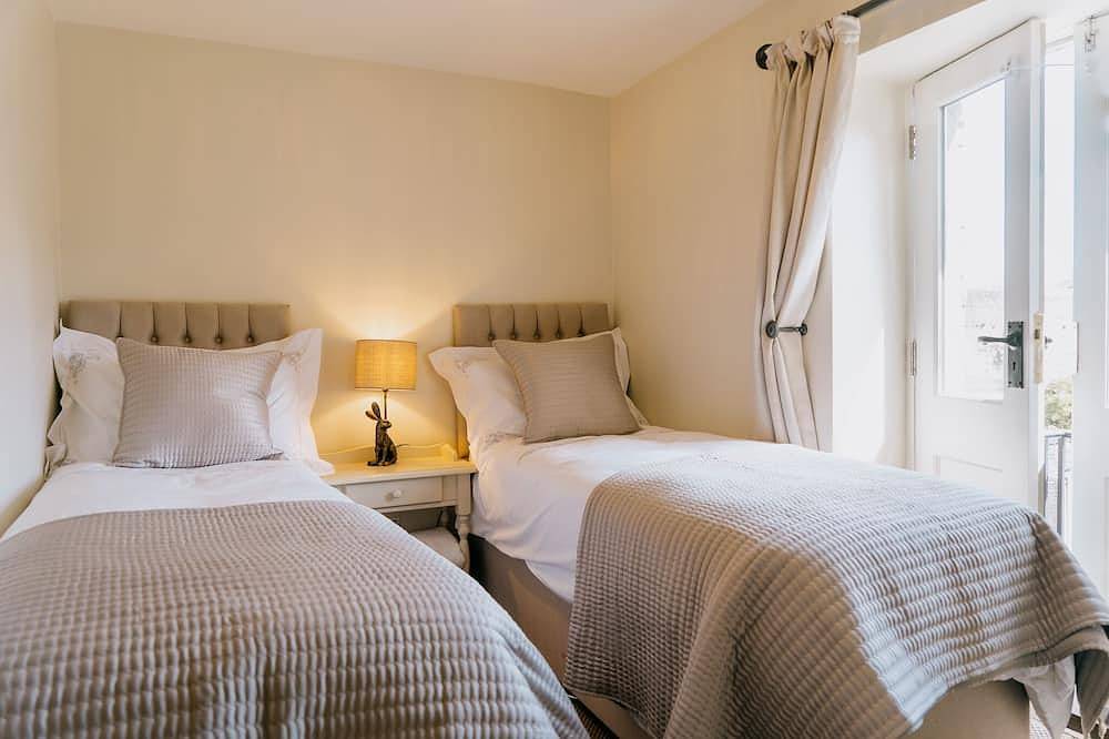 Luxury 2 bed village retreat with 4 pubs & garden with views in Middleham, North Yorkshire