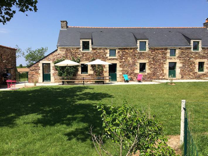 Gîte pour 14 personnes, avec jardin ainsi que piscine et terrasse