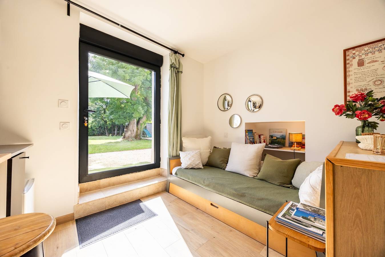 Appartement entier, Appartement 'Bord-Eau, terrasse et jardin' avec terrasse privée, jardin commun et Wi-Fi in Saint-André-de-Cubzac, Région de Blaye