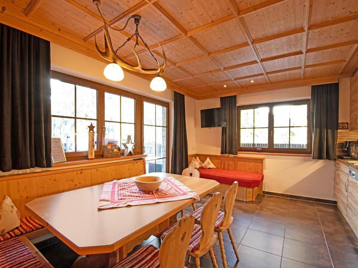 Chalet Hochfügen by Ski Slope in Tuxer Alpen, Hochfügen