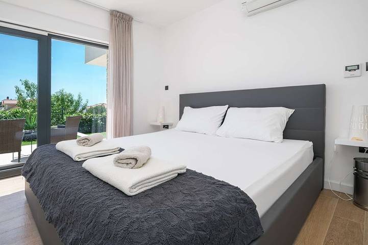 Villa pour 8 personnes, avec jacuzzi ainsi que balcon et jardin à Tribunj - 4