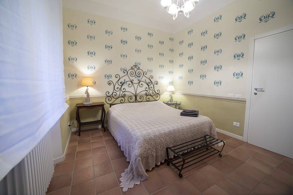 Family room with 2 double or twin rooms near the port and the Venice district. in Livorno, Etruskische Küste