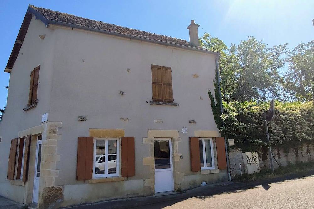 Serene 1-bedroom house in lovely Tannay perfect for relaxing getaway in Tannay, Nièvre