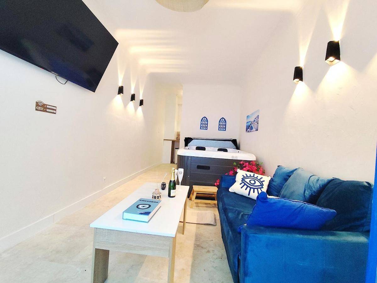 Appartement entier, Santorini, Relaxing Spa, Terrace and Parking in Poitiers, Vienne (France)