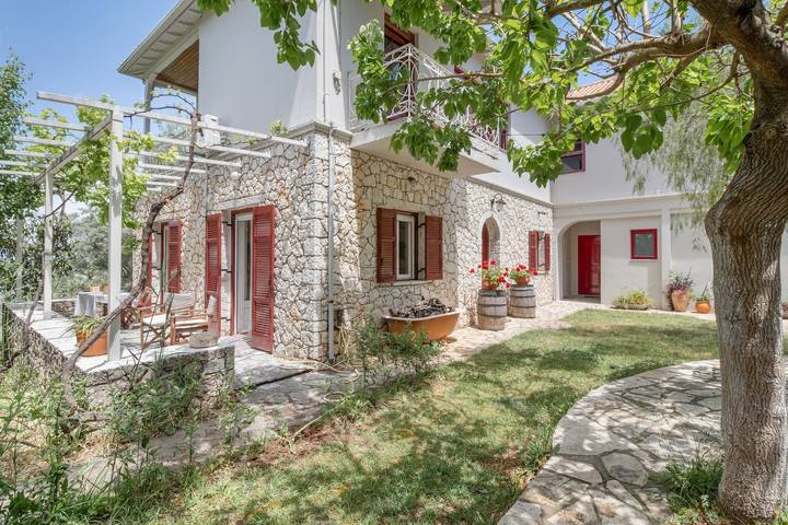 Casa de piedra en Katouna con jardín, Wi-Fi y aire acondicionado in Katouna, Grecia