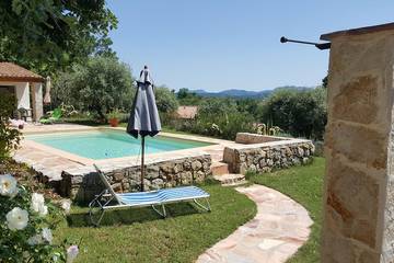 Gîte pour 5 personnes, avec jardin ainsi que terrasse et piscine à Montauroux