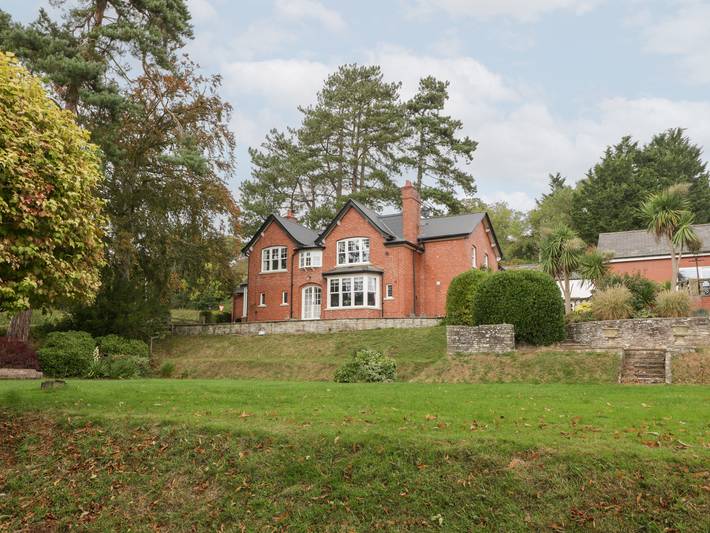 Cottage for 24 people, with garden and pool as well as sauna in Herefordshire