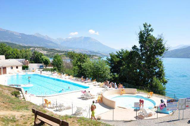 Gîte pour 6 personnes, avec balcon et piscine ainsi que vue sur le lac et vue à Chorges - 4