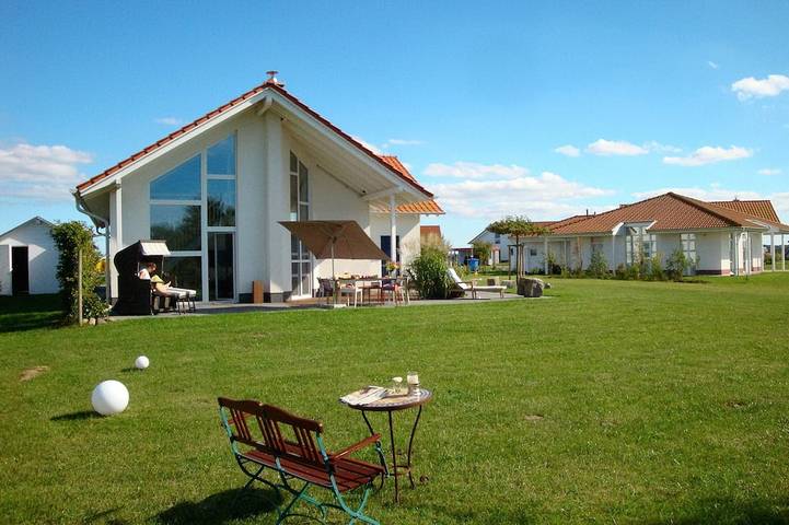 Villa mit pool für 6 Personen, mit Terrasse und Garten sowie Pool und Sauna an der Ostsee