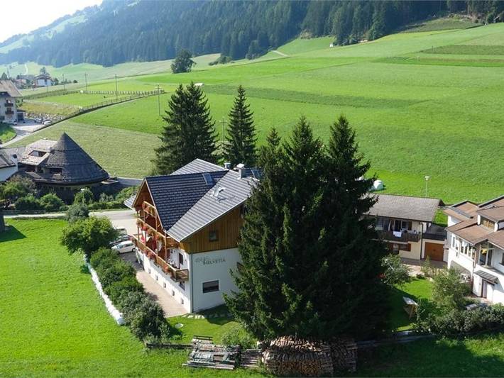 Ferienwohnung für 2 Personen, mit Balkon und Ausblick sowie Garten am Pragser Wildsee