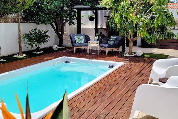 Casa rural para 9 personas, con piscina además de jacuzzi y jardín, Se admiten mascotas en Costa da Caparica