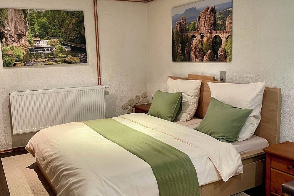 Ferienhaus mit 13 Betten, 2 Bädern, großer Terrasse in ruhiger Waldlage in Reinhardtsdorf-Schöna, Elbsandsteingebirge