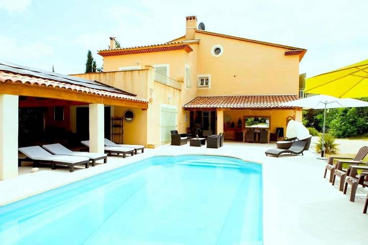 Location de vacances pour 16 personnes, avec Balcon et Terrasse ainsi que Jardin et Piscine à Brue-Auriac
