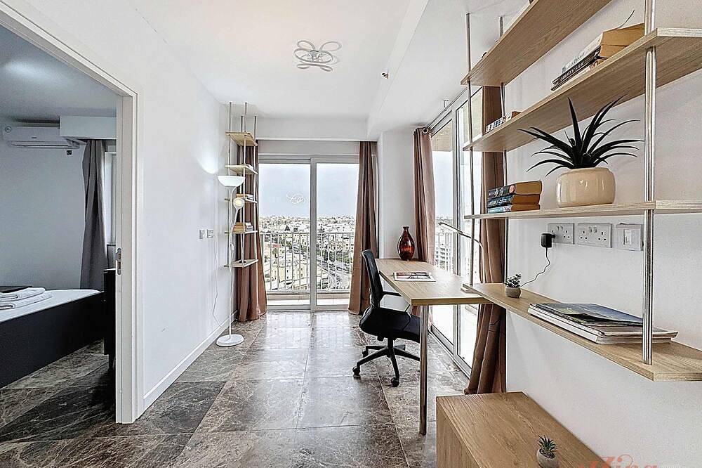 Entire apartment, Chic Poolside Apartment in St Julians Malta in Paceville, San Giljan