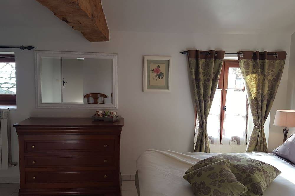 Iris room 1 to 2 people at the Gîte de Pères in Castéra-Lectourois, Gers