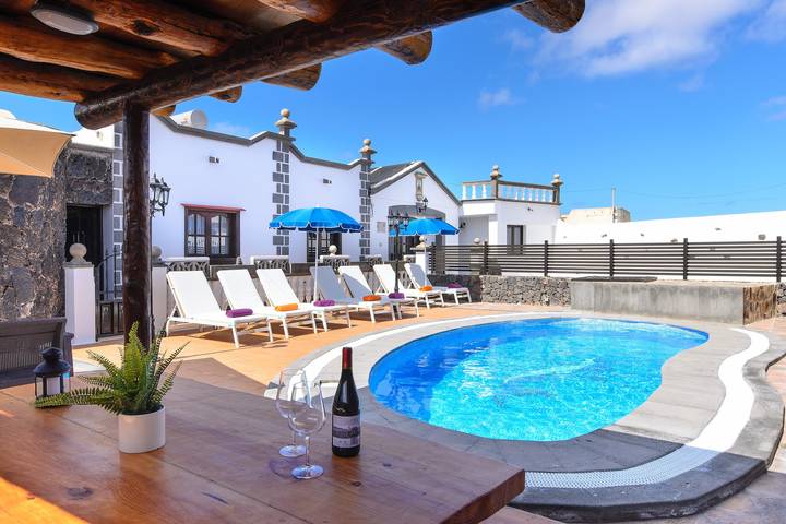 Geräumige Villa "Las Calderetas" mit Bergblick, Wlan, Terrasse & Pool in Mancha Blanca, Tinajo