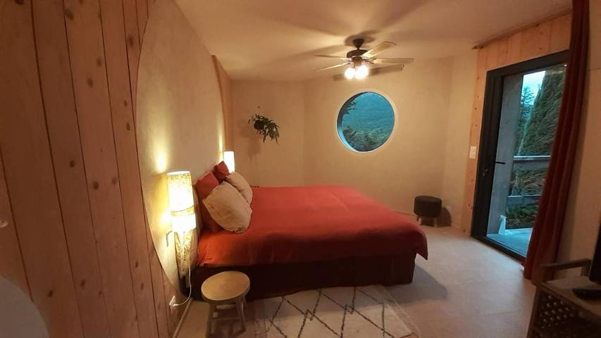 Chambre d’hôte pour 2 personnes, avec balcon et jardin ainsi que piscine et vue