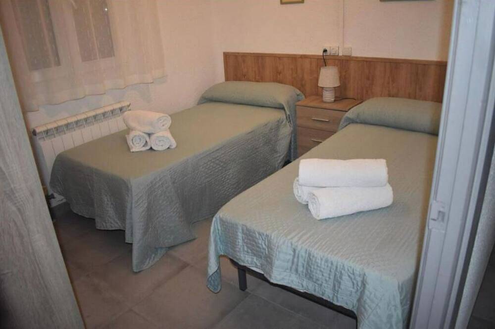 Rural house with swimming pool to bathe all year round. in Valladolid Province