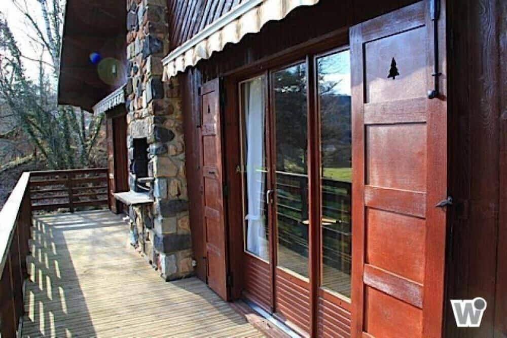 Chalet - Murolhouse with character in Chambon-sur-Lac, Volcans d'Auvergne Regional Nature Park