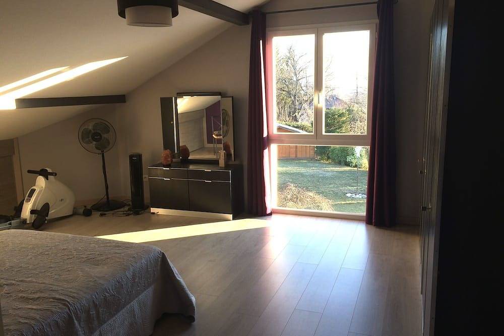 A 6 Km Du Lac D'Annecy  Villa Lumineuse Jardin Clos Et Arbore Piscine Chauffee in Pringy, Annecy (commune)