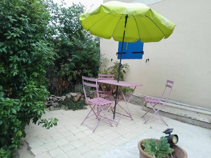 Gîte pour 2 personnes, avec Terrasse ainsi que Jardin et Vue à Cadillac (entreprise) - 2