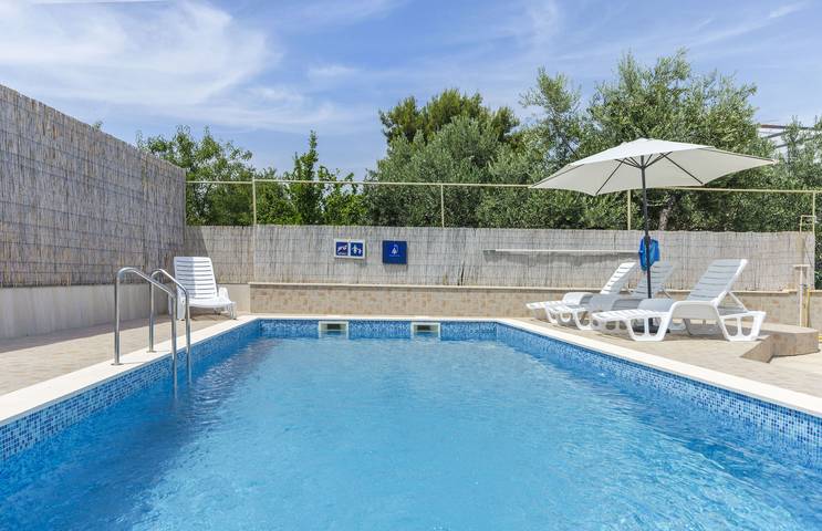 Ganzes Studio, Apartments Mila Family with pool in Tribunj, Šibenik-Knin