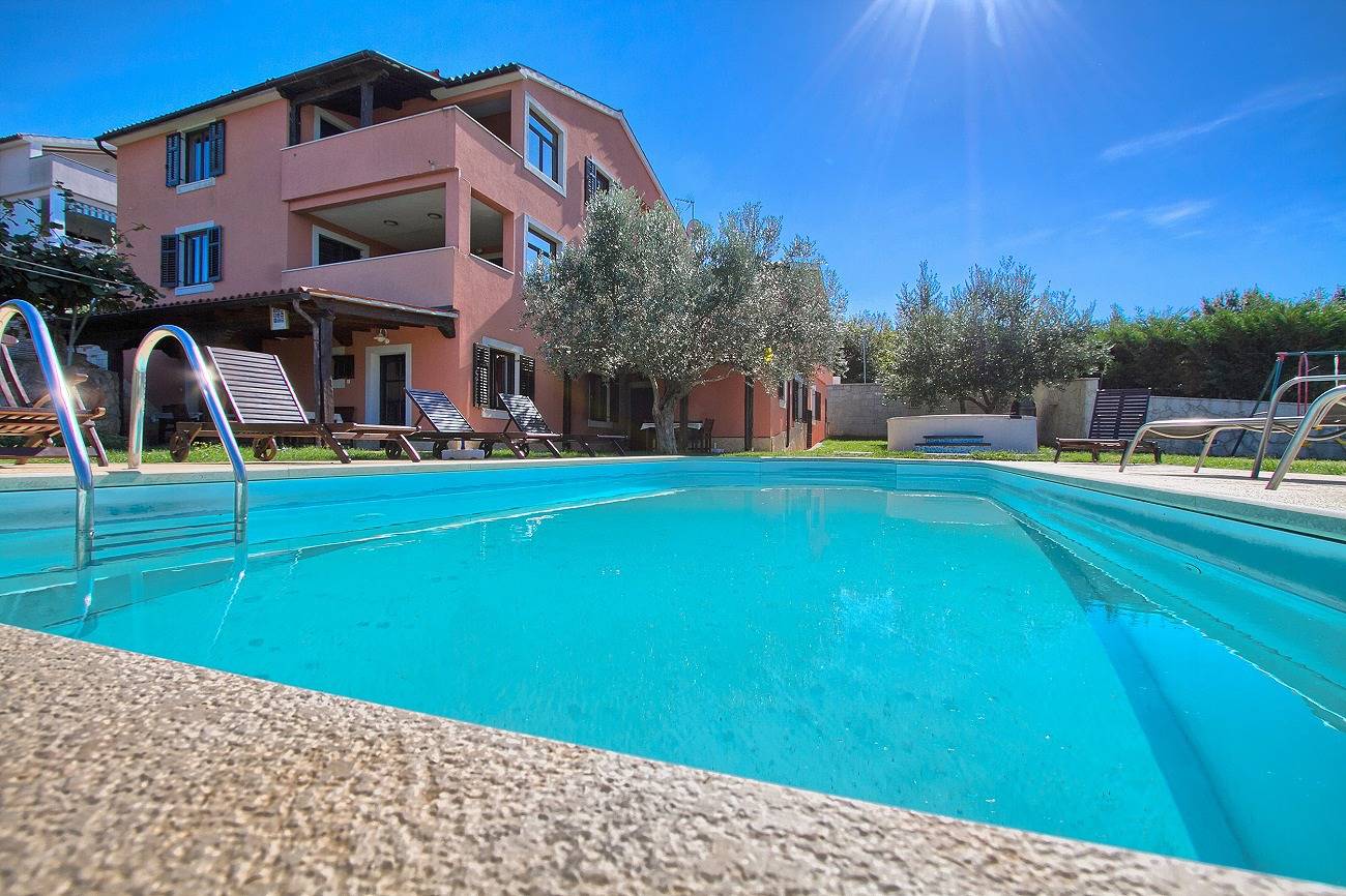 Ganze Wohnung, 400 Meter zum Strand mit Pool, Jacuzzi, Sonnenterrasse, Tischtennis in Banjole, Südküste Istrien